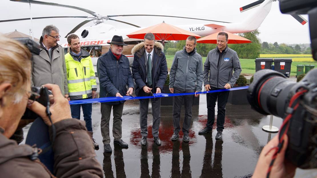 Bandschneide-Zeremonie mit den Verantwortlichen (von links): Erwin Bachmann, Inhaber BuchAir; Claudio Spagnolo, Projektleiter Tiefbau Flughafen Zürich AG; Thomas Hardegger, Gemeindepräsident Rümlang; Stefan Gross, Chief COO Flughafen Zürich AG; Reto Seipel, Betreiber Runway34/Heligrill; Patrick Wirth, Präsident Airside Foto Zürich.