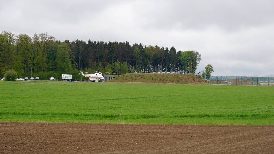 Helikopter und Hügel aus der Ferne.